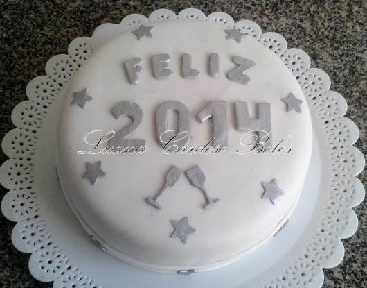 Bolo de Ano Novo com pasta americana branco com detalhes prateados