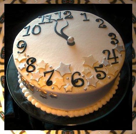 Bolo de Ano Novo com pasta americana decorado com formato de relógio