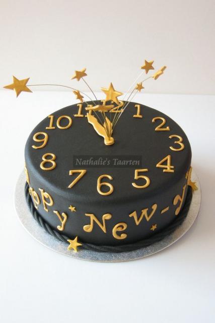 Bolo de Ano Novo com pasta americana decorado preto com detalhes em dourado