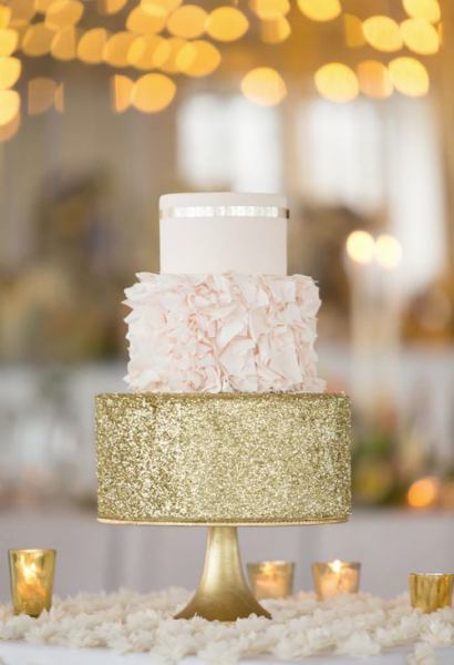 Bolo de Ano Novo com 2 andares branco e dourado