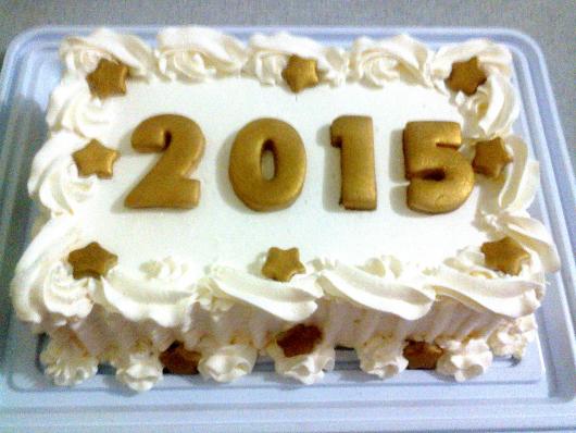 Bolo de Ano Novo Simples decorado com detalhes em dourado