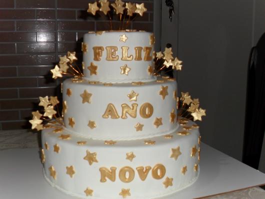 Bolo de Ano Novo com 3 andares branco e dourado