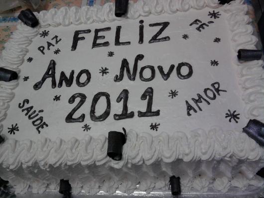 Bolo de Ano Novo Simples decorado branco quadrado