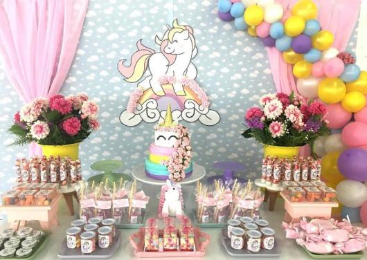 Decoração de festa infantil Unicórnio com cortina rosa