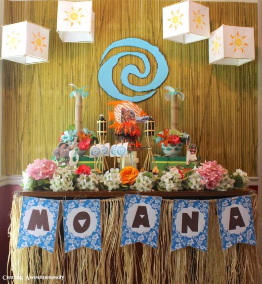Decoração de festa infantil Moana com flores