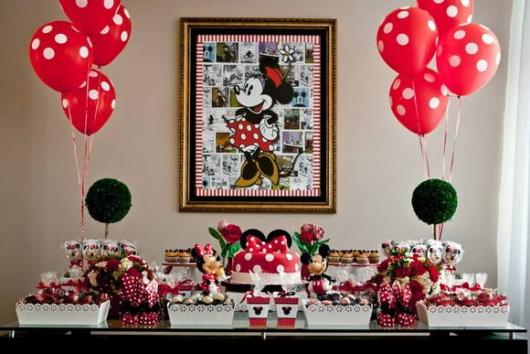 Decoração de festa infantil Minnie com balões vermelhos