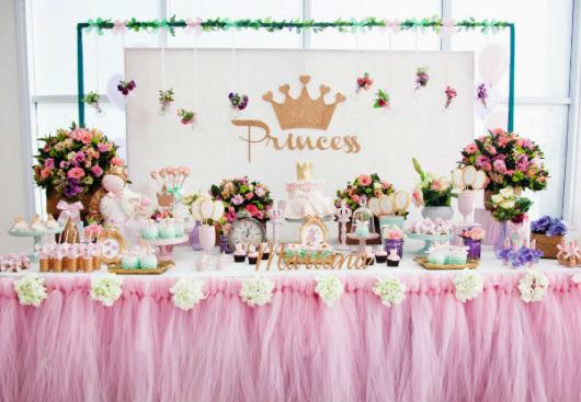 Decoração de festa infantil Princesa com tule na mesa