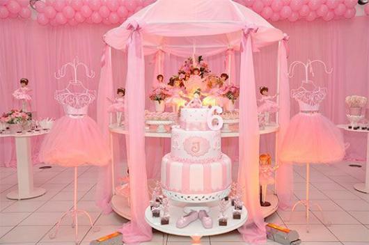 Decoração de festa infantil Bailarina com bolo fake de 3 andares
