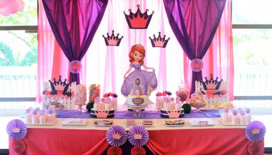 Decoração de festa infantil Princesa Sofia com coroas rosas