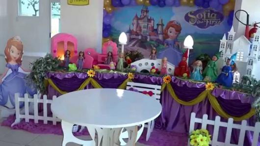 Decoração de festa infantil Princesa Sofia com painel personalizado