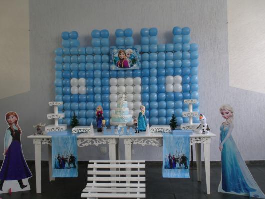 Decoração de festa infantil Frozen com painel de balões