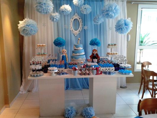 Decoração de festa infantil Frozen com cortina azul e branca