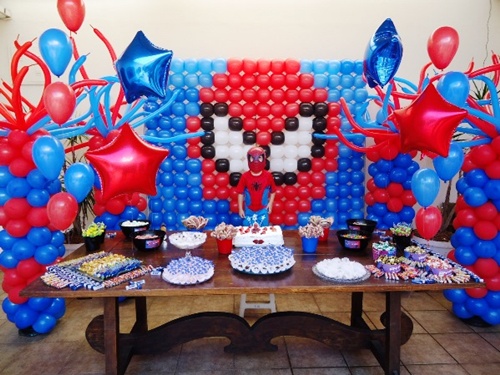 Decoração de festa infantil Homem-Aranha com painel de balões