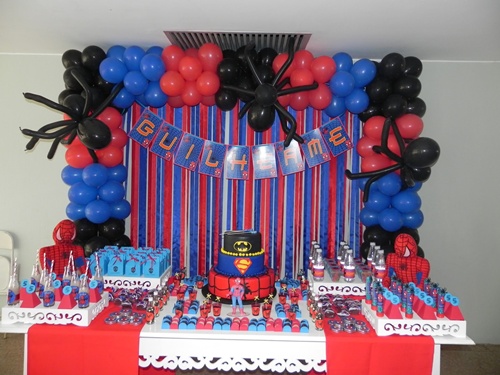 Decoração de festa infantil Homem-Aranha com arco de balões