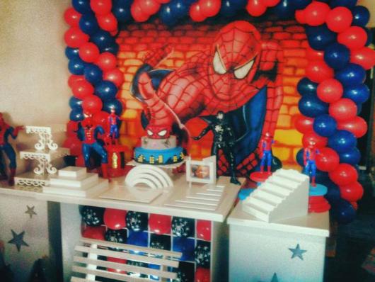 Decoração de festa infantil Homem-Aranha com painel personalizado