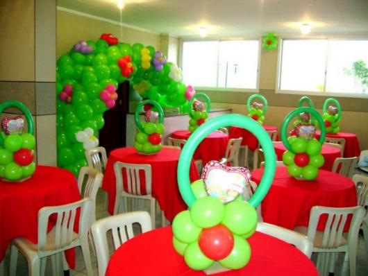 Decoração de festa infantil Moranguinho com balões