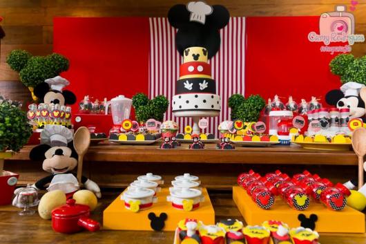 Decoração de festa infantil Mickey com bolo fake