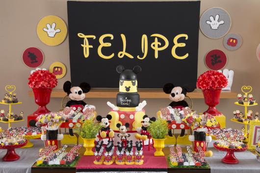 Decoração de festa infantil Mickey com painel preto