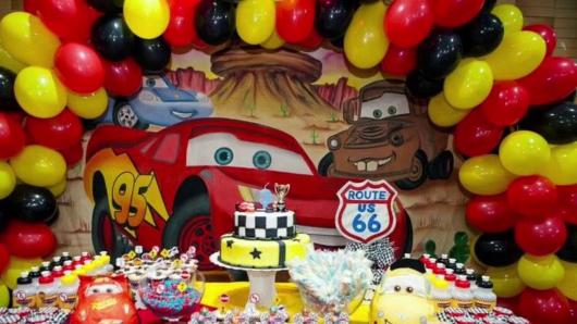Decoração de festa infantil Carros com arco de balões