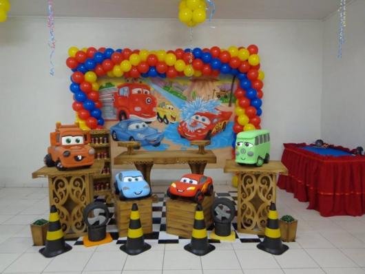 Decoração de festa infantil Carros com cones no chão