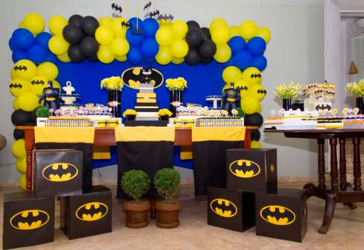 Decoração de festa infantil Batman com balões azuis