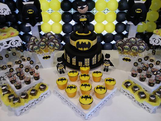 Decoração de festa infantil Batman com doces persoalizados