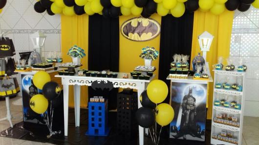 Decoração de festa infantil Batman com cortina amarela e preta