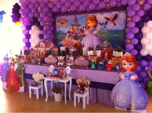 Decoração de festa infantil Princesa Sofia com balões