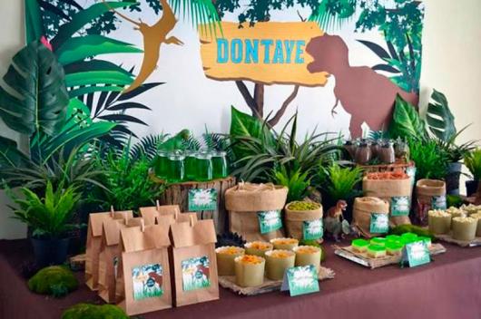 Decoração de festa infantil Dinossauro com painel personalizado
