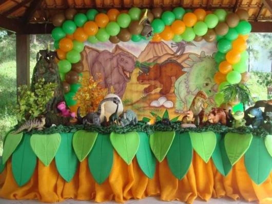 Decoração de festa infantil Dinossauro com toalha de mesa personalizada