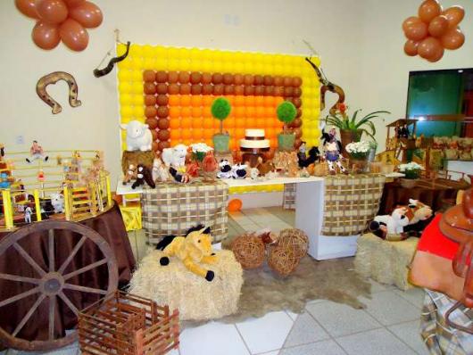 Decoração de festa infantil Fazendinha com painel de balões