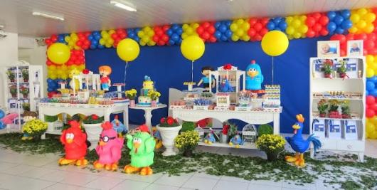Decoração de festa infantil Galinha Pintadinha com folhas no chão