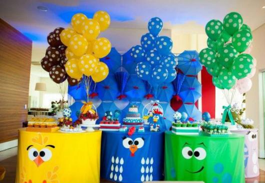Decoração de festa infantil Galinha Pintadinha com toalhas de mesa personalizadas
