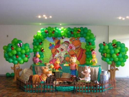 Decoração de festa infantil Cocoricó com balões