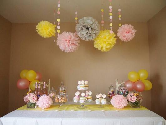 Decoração de festa infantil simples com flores de papel