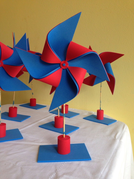 Enfeite de Mesa com catavento azul e vermelho