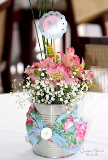 Enfeite de Mesa com lata e flores