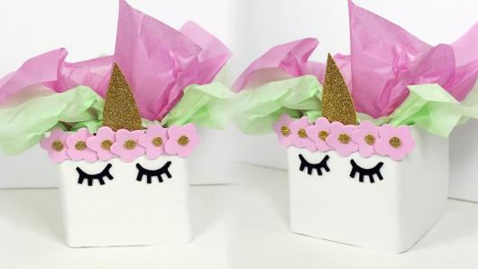 Enfeite de Mesa para Festa Unicórnio com caixa de leite e papel crepom