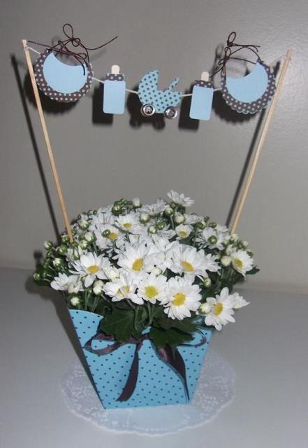 Enfeite de Mesa cachepot com flores para chá de bebê