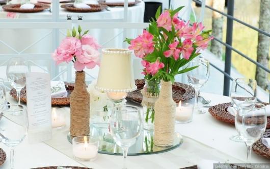 Enfeite de Mesa com garrafa e flores para casamento