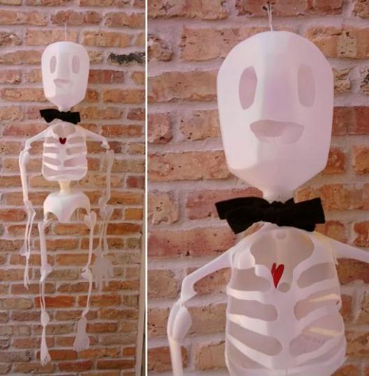Enfeites de Halloween com garrafa Pet: esqueleto