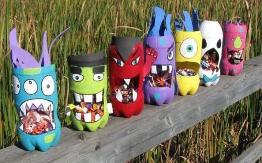 Enfeites de Halloween com garrafa Pet: monstros com doces