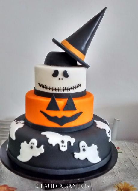 Festa de Halloween bolo com chapéu de bruxa no topo