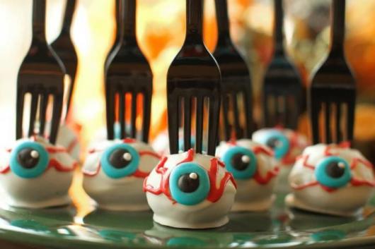Festa de Halloween decoração com doce personalizado na mesa
