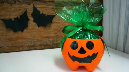 Festa de Halloween lembrancinha com garrafa pet