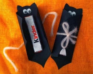 Festa de Halloween lembrancinha kit kat embalado em embalagem com formato de morcego
