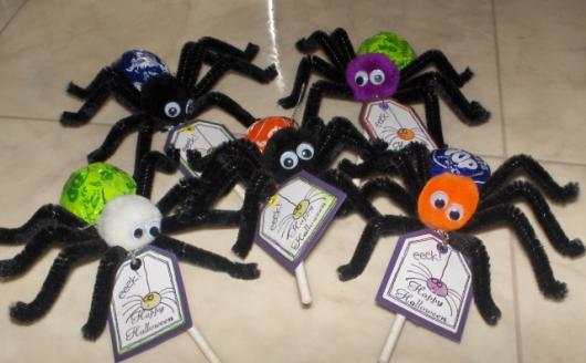 Festa de Halloween lembrancinha pirulito em aranha de pelúcia
