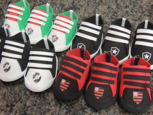 Mini tênis para lembrancinha do Flamengo para maternidade