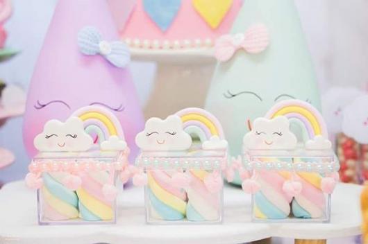 Potinhos com marshmallows coloridos