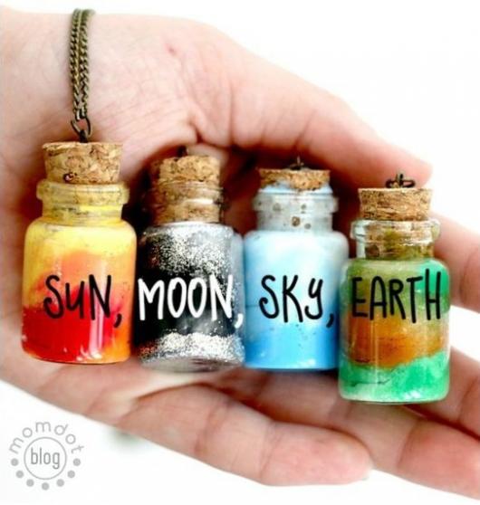 Mini vidros com as palavras sol, lua, céu e terra.